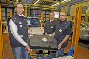 Gerade in der Startphase mit Benzin ist der Schadstoff- und Kohlendioxid-Ausstoß eines Ottomotors besonders hoch. Den HTW-Forschern ist es gelungen, ganz auf Benzin zu verzichten. Entsprechend konnten die Studenten von Prof. Heinze (M.) den konventionellen Kraftstofftank ausbauen. Foto: Automotive Powertrain