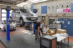 Labor mit Hebebühne: Hier führt die Forschungsgruppe Automotive Powertrain einen Großteil iher Versuche durch.