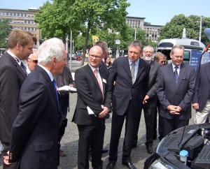 Volker Witte (l.) und Prof. Harald Altjohann (2.v.l) erläuterten (v.r.) ADAC-Präsident Peter Meyer, ADAC-Vizepräsident Technik Thomas Burkhardt, Mannheims Oberbürgermeister Dr. Peter Kurz und ADAC-Pressesprecher Technik Dr. Christian Buric den derzeitigen Stand der Autogastechnik und ihre Forschungsergebnisse zur CO2-Reduzierung. Foto: HTW Saarland