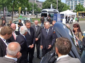 Volker Witte (l.) und Prof. Harald Altjohann (3.v.l) erläuterten (v.r.) ADAC-Präsident Peter Meyer, ADAC-Vizepräsident Technik Thomas Burkhardt, Mannheims Oberbürgermeister Dr. Peter Kurz und ADAC-Pressesprecher Technik Dr. Christian Buric den derzeitigen Stand der Autogastechnik und ihre Forschungsergebnisse zur CO2-Reduzierung. Foto: HTW Saarland