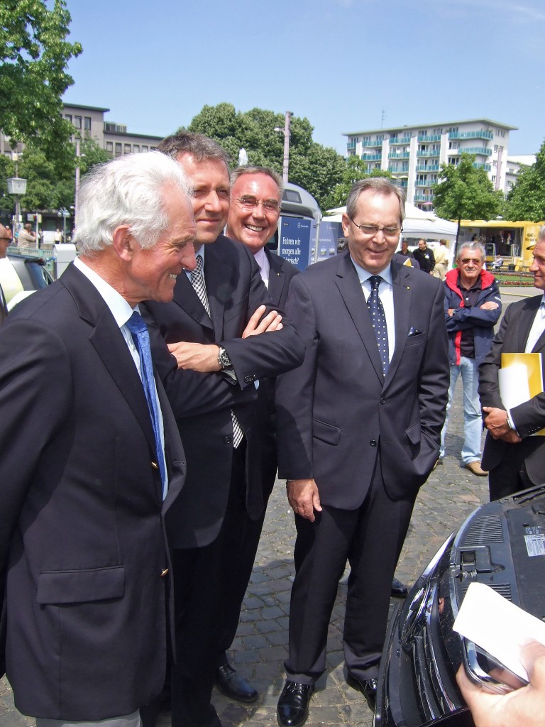 Prof. Harald Altjohann (l.) konnte mit der Präsentation von Automotive Powertrain auf der ADAC-Hauptversammlung sehr zufrieden sein. Wann hat man schon mal die Gelegenheit, dem obersten deutschen Autofahrer, ADAC-Präsident Peter Meyer (r.) , die Autogas-Vorteile zu verdeutlichen. Aufmerksame Zuhörer waren auch Mannheims Oberbürgermeister Dr. Peter Kurz (2.v.l.) und der Geschäftsführer des ADAC Nordbaden, Manfred Rosenberg. Foto: HTW Saarland