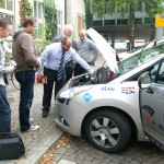 Beim letzten Wechsel erläutert Michael Fries (M.) im Beisein Prof. Altjohann (2. v. r.) und Farid Boulaaouin (r.) den Journalisten Daniel Lüns (l.) und Lothar Hausfeld die Modifikationen im Motorraum. Foto: Mausolf