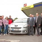 Zufriedene Gesichter nach 1030 Kilometern an der Westfalen-Tankstelle in Münster. Anschließend dauerte es noch weitere 335,5 Kilometer, bis die Tanks komplett leer waren. Foto: Westfalen AG/Heller